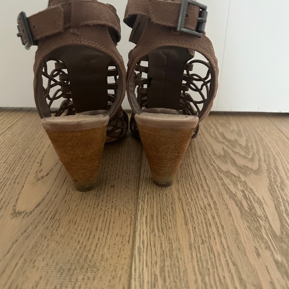 vince camuto evel caged sandal size 7.5 - Picture 6 of 8